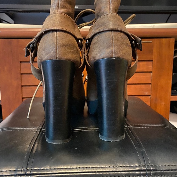 Shoes - Picture 3 of 4